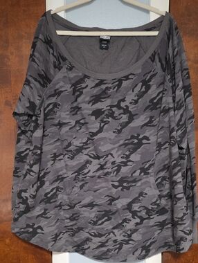 NWOT SIZE 4 Torrid Jueassic World Off The Shoulder Gray Camo Scoop Pullover Top